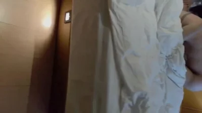坐在床边看陌生男人3p妻子