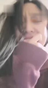 妹妹客厅玩DIY直播家人突然回来非常狼狈