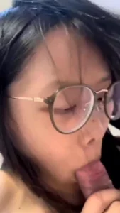 反差眼镜护士很骚后操有完整
