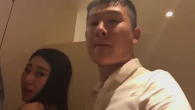 你这么骚你老公知道么内裤都不穿