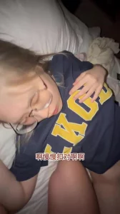 骚货一个主动求男友扣逼！还去舔屁眼玩毒龙，全程都让男友使劲扣自己